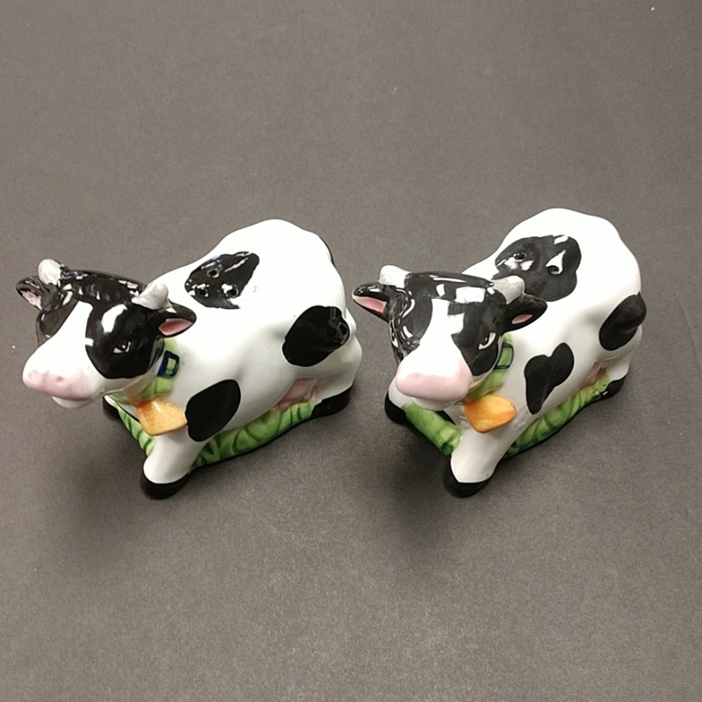 Cow salt and pepper shakers